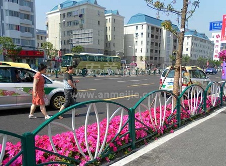 道路隔离护栏的优点 边缘隔离.jpg