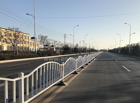 交通隔离护栏松动的三个常见原因 弧形隔离护栏.jpg