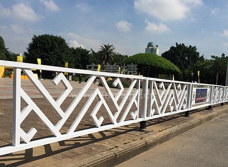 小区周边设置道路隔离护栏保卫居民安全 边缘护栏.jpg