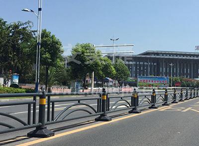 交通隔离护栏松动的三个常见原因 文化隔离护栏.jpg
