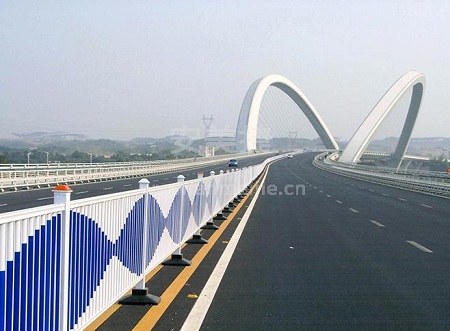 6561541984920134.jpg 隔离护栏1.jpg