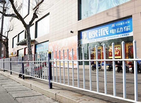 城市交通护栏被拆除,引发交通大问题 道路交通护栏