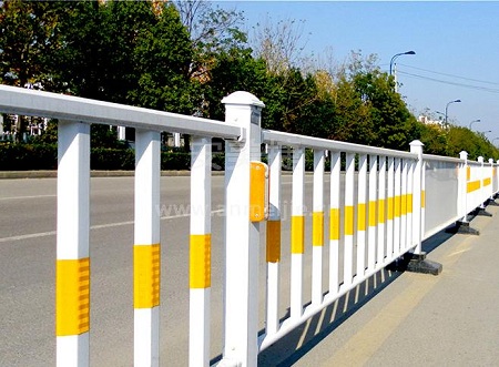 影响城市道路护栏价格的三个因素 道路护栏.jpg