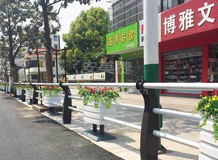 市政道路护栏与道路隔离护栏的区别 铝制花箱道路护栏