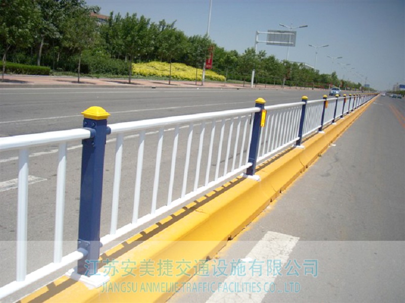 2111551151323376.jpg 常规型护栏3-2.jpg