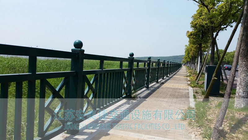 2981551075700406.jpg 边缘隔离护栏28-2.jpg