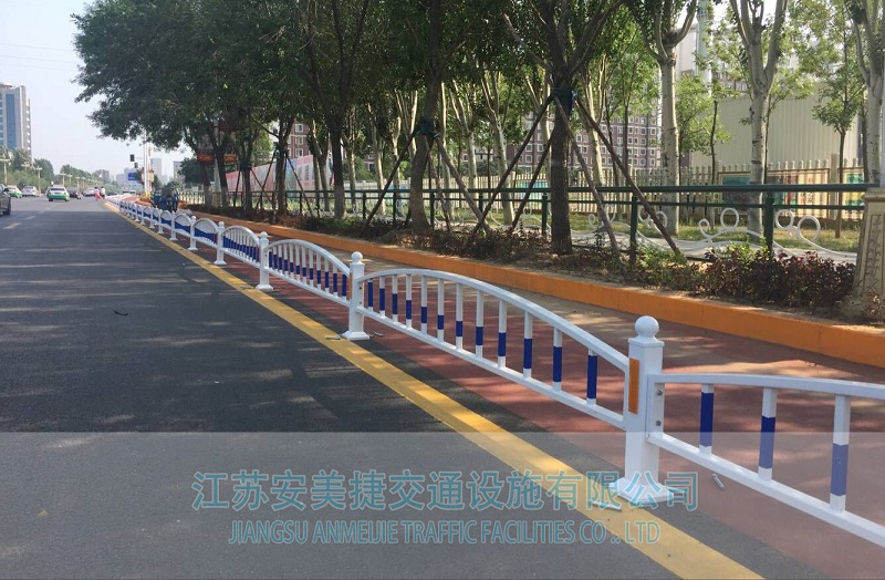 3301551074703709.jpg 边缘隔离护栏22-2.jpg