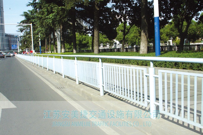 5251551076311774.jpg 边缘隔离护栏31-2.jpg