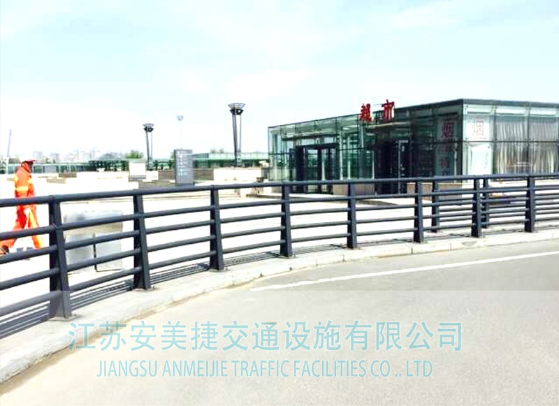 5451551074808615.jpg 边缘隔离护栏23-2.jpg