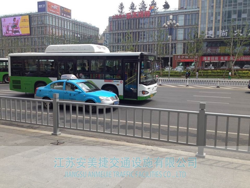 5901551074997358.jpg 边缘隔离护栏25-2.jpg