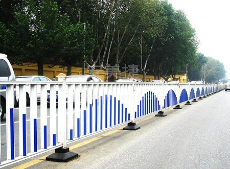 城市道路隔离护栏建设的重 点是什么呢 隔离护栏