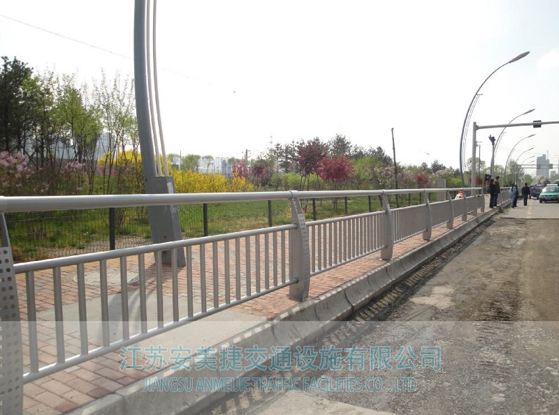 9571551072404468.jpg 边缘隔离护栏9-1.jpg